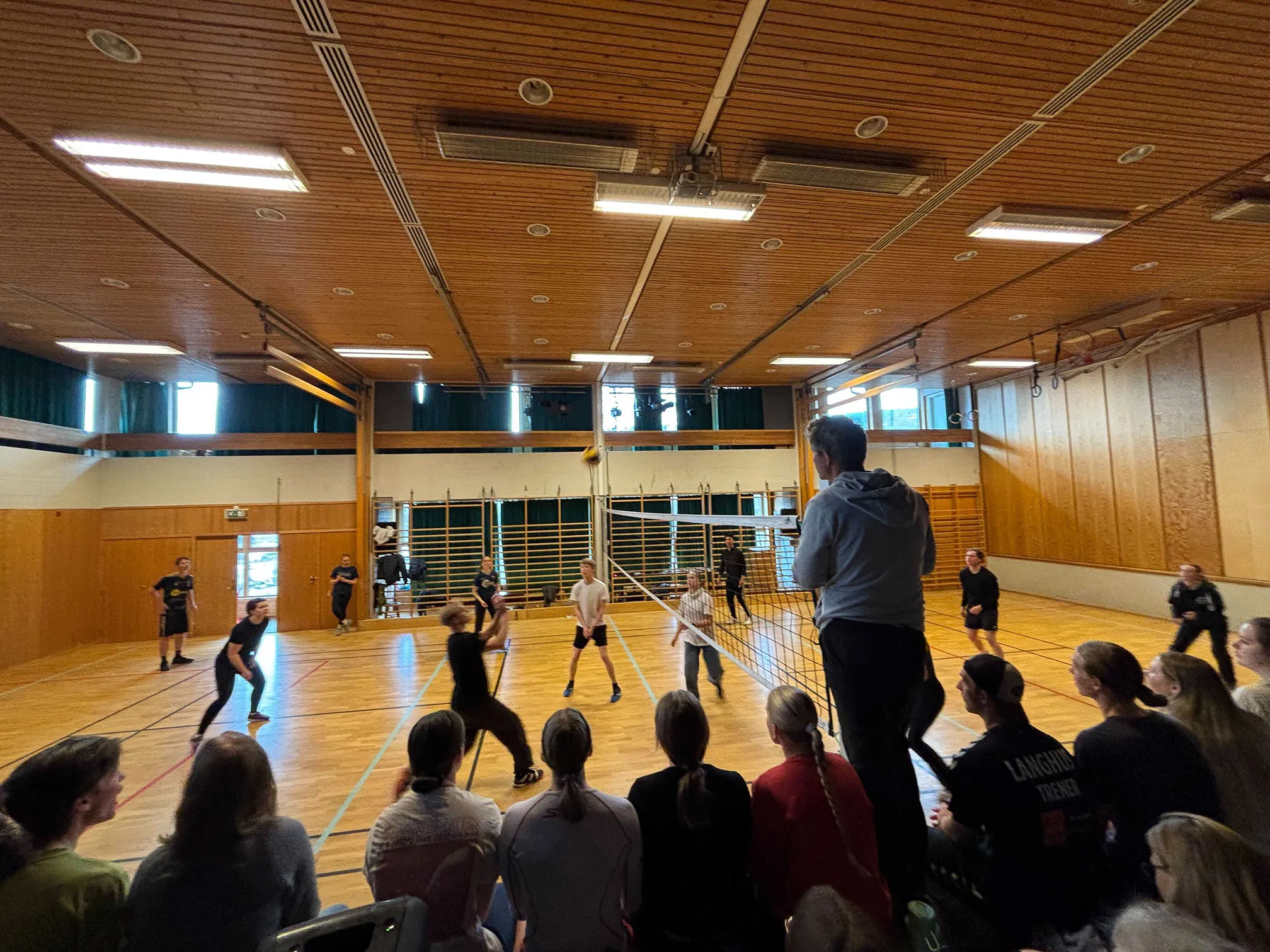 Elever spiller volleyball i idrettshallen som del av aktiv fritid og valgfag