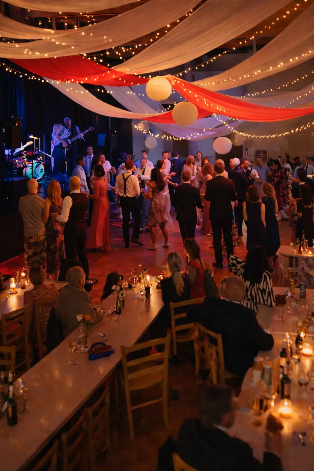 Elever samlet til festkveld med livemusikk og sosialt fellesskap i skolens sal