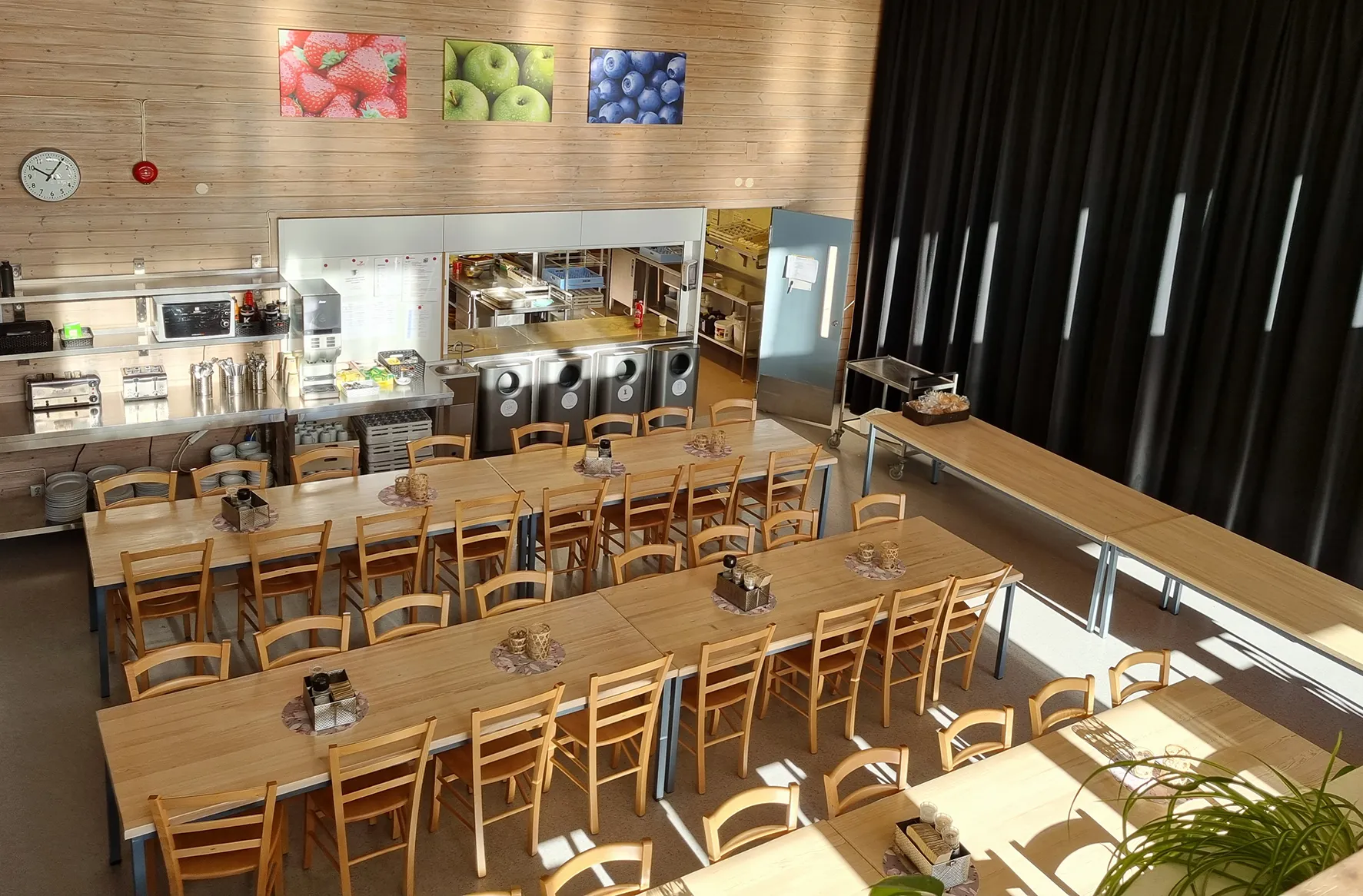 Lys og romslig matsal ved Seljord Folkehogskule med langbord og tilgang til storkjokken