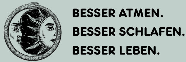 Schwarz-weiße Illustration von Sonne und Mond mit Gesichtern in einem kreisförmigen Rahmen, der wie eine gewundene Schlange aussieht, neben einem fettgedruckten deutschen Text mit der Aufschrift „Besser Atmen. Besser Schlafen. Besser Leben.“ auf hellgrünem Hintergrund.