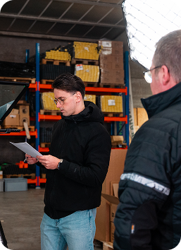 Briefing tijdens videoproductie in een magazijn