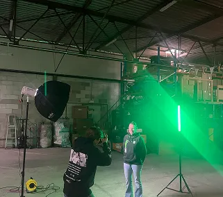 Achter de schermen bij professionele videoshoot met belichting en cameracrew