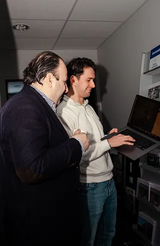 Agency optimaliseert video-advertenties en leads op laptop samen met ondernemer