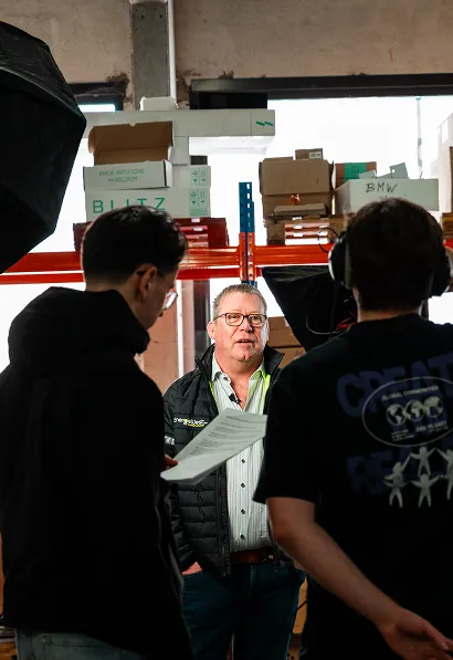 Team filmt ondernemer tijdens testimonial video voor leadgeneratiecampagne