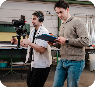Marketingbureau filmt advertentievideo’s op locatie met camera, headset en draaiboek