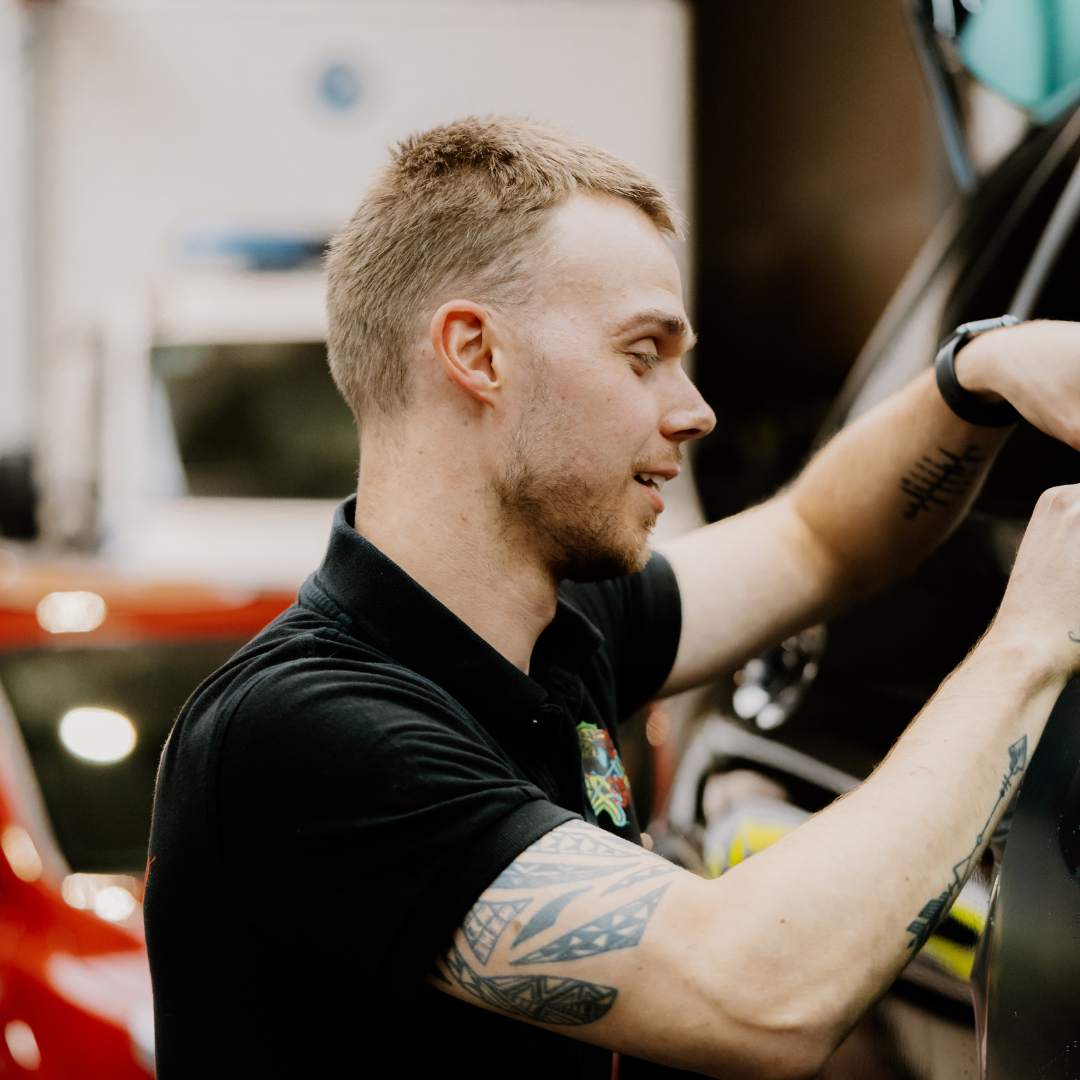 Eigenaar van Carwrap Artist aan het werk in de werkplaats