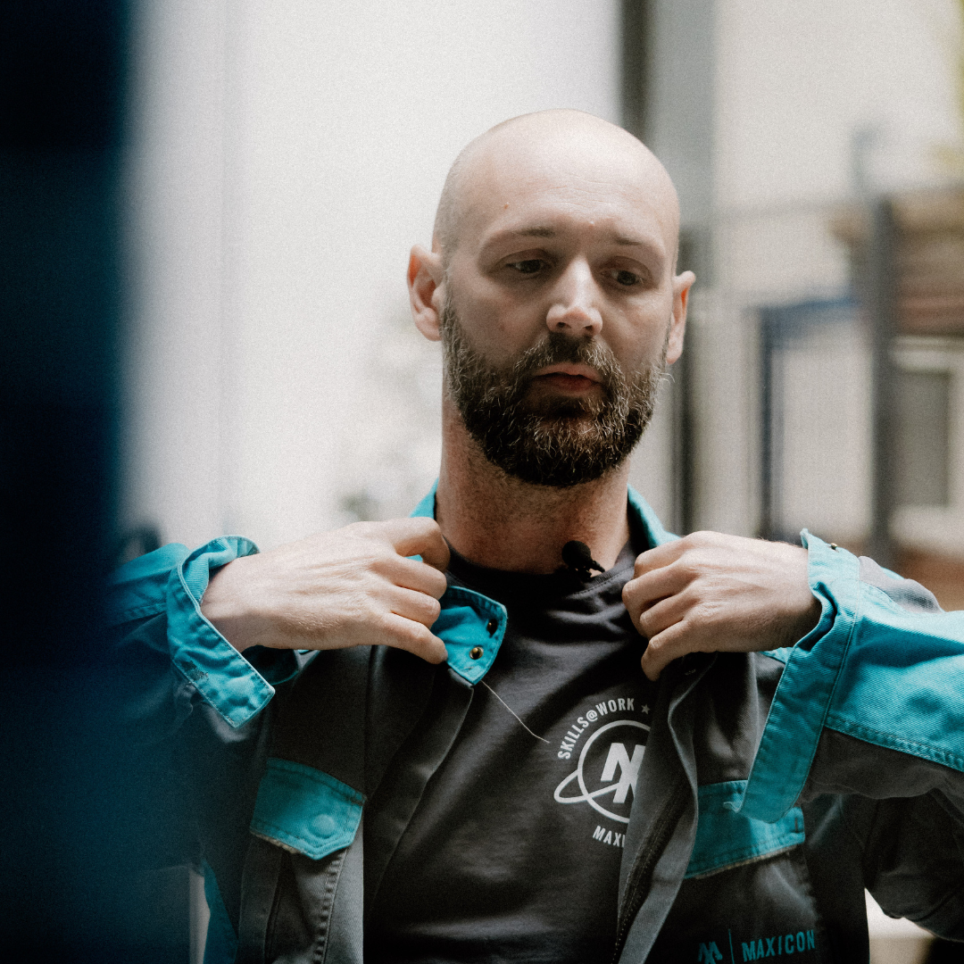 Technieker van Maxicon staat klaar voor professioneel technisch werk