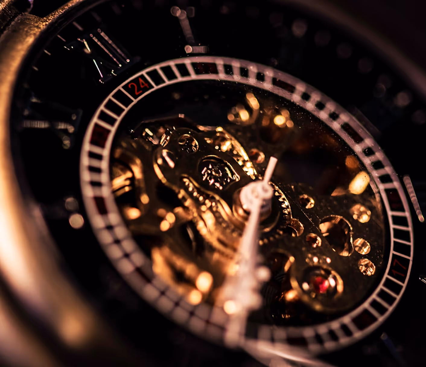 Gros plan sur le mécanisme doré complexe d'une montre à cadran noir avec aiguilles blanches.