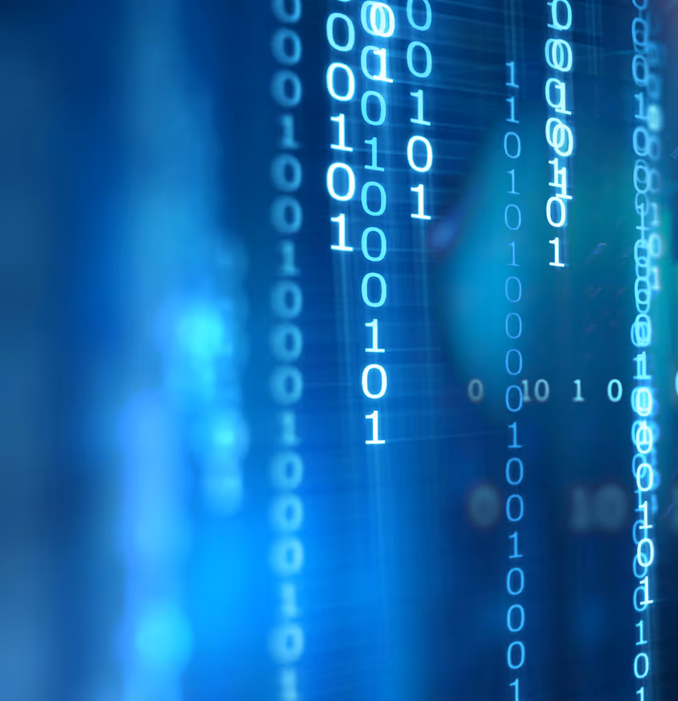 Flux de données binaires lumineux en bleu représentant des lignes de code numérique.