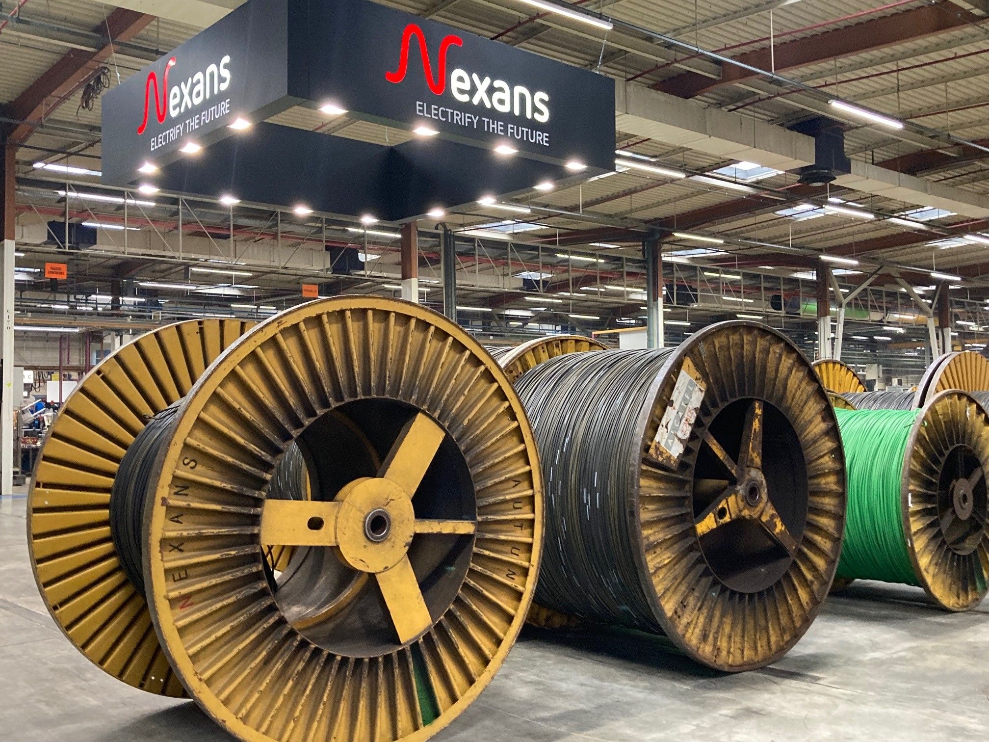 Tableau de bord d'IA générative pour le suivi de conformité contractuelle et le calcul automatique des pénalités fournisseurs chez Nexans.