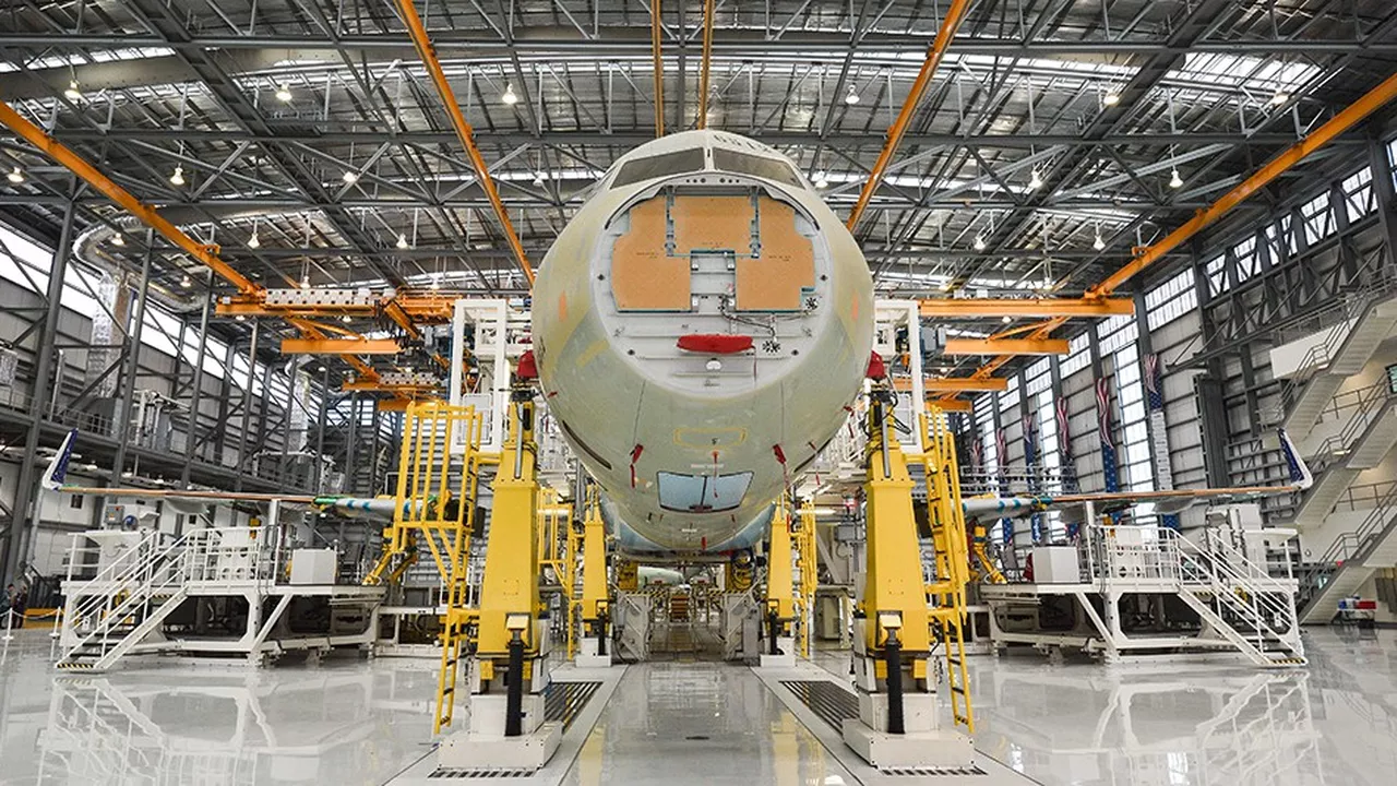 Ligne d'assemblage finale (FAL) Airbus A320 supervisée par une intelligence artificielle pour la détection des risques de production.