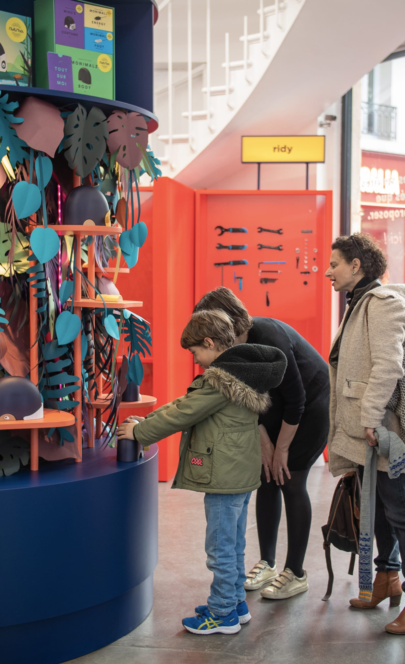 Les enfants qui découvrent Monimalz la tirelire connectée
