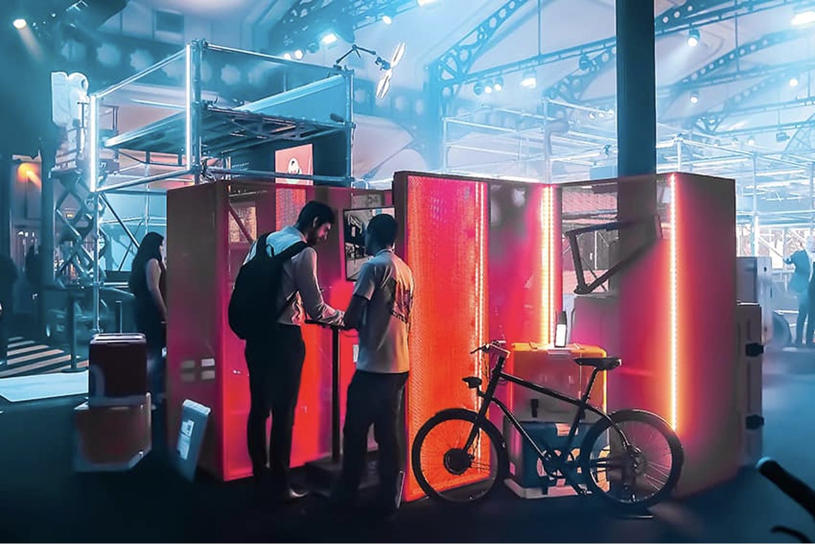 Personnes visitant le stand du Vélo
