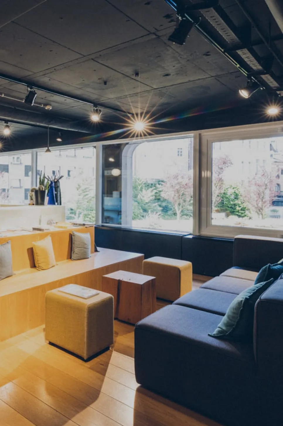 Espace lounge Silversquare avec canapé, banquettes et grandes fenêtres