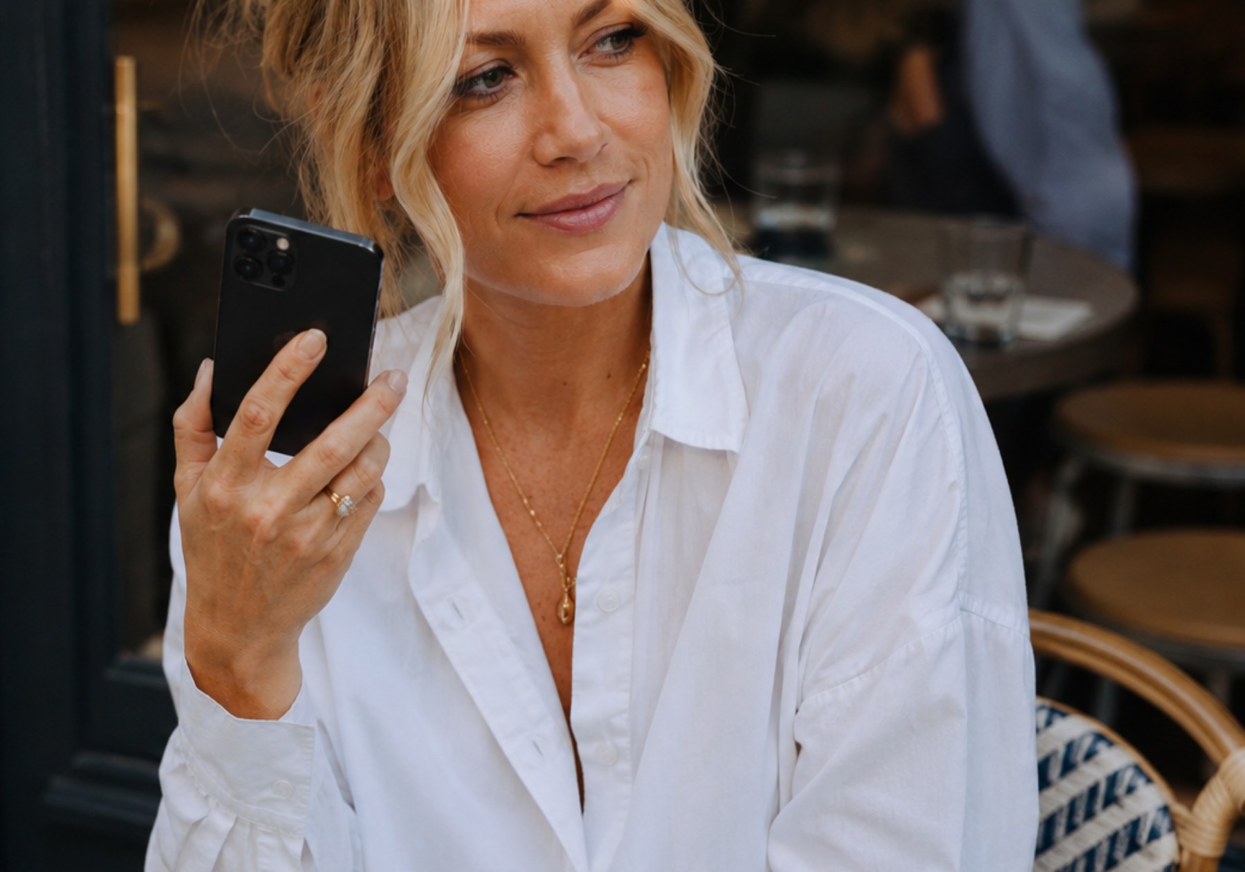 Hotelgast telefoniert mit dem Smartphone mit der DialogShift Phone AI