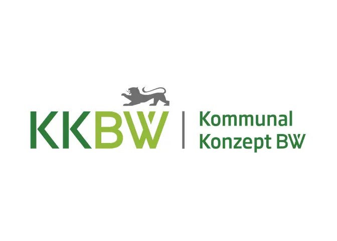 Logo von KKBW mit grünem Schriftzug und einem stilisierten Löwen darüber, daneben der Text Kommunal Konzept BW.