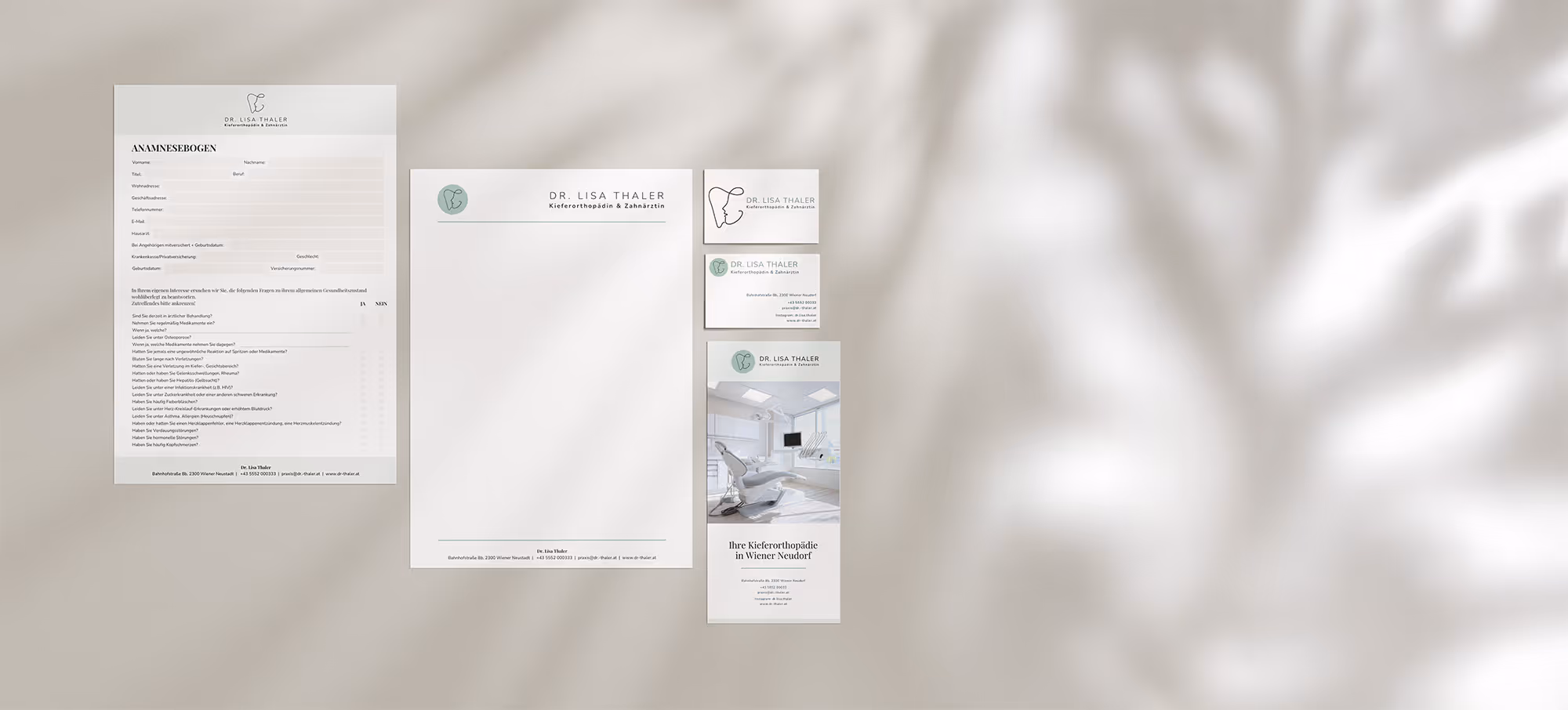 Briefpapier-Set auf beigefarbenem Papier, bestehend aus einem Patienteninformationsformular, Briefkopf, zwei Visitenkarten und einer dreifach gefalteten Broschüre für Dr. Lisa Thaler, Kieferorthopädin und Zahnärztin.