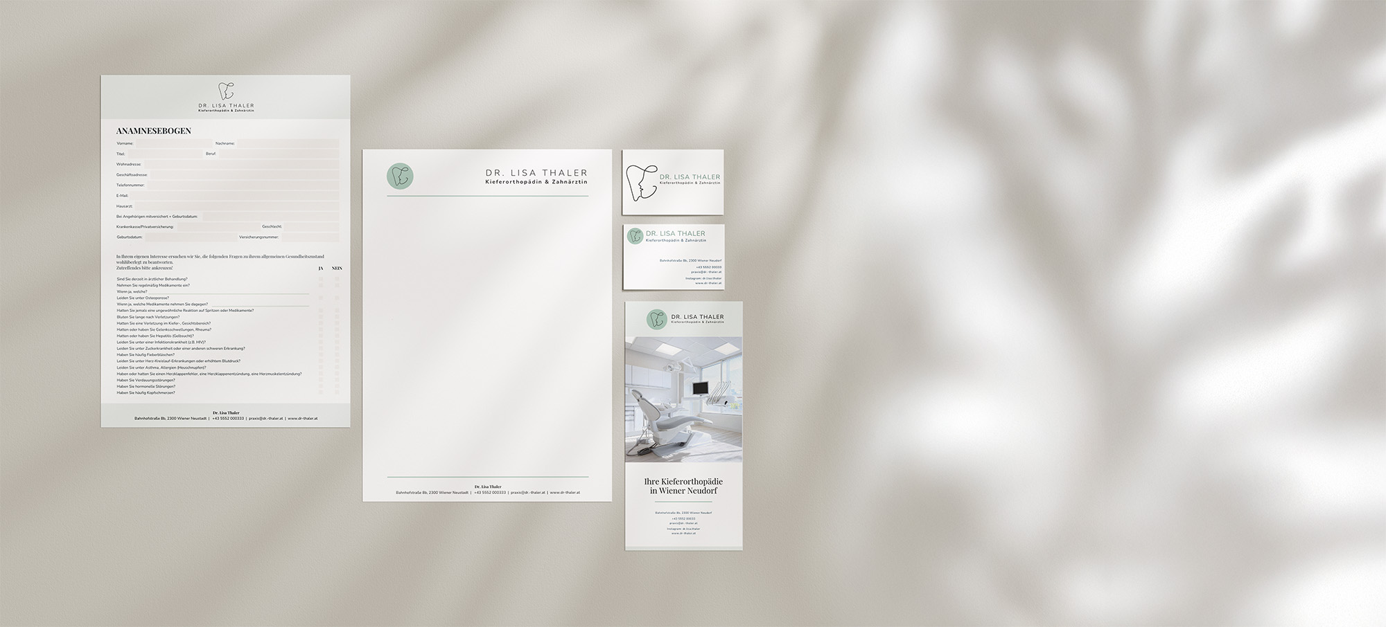 Briefpapier-Set auf beigefarbenem Papier, bestehend aus einem Patienteninformationsformular, Briefkopf, zwei Visitenkarten und einer dreifach gefalteten Broschüre für Dr. Lisa Thaler, Kieferorthopädin und Zahnärztin.