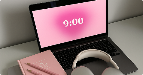 Pantalla con hora 9:00 en un portátil junto a auriculares, representando el inicio del mercadillo.