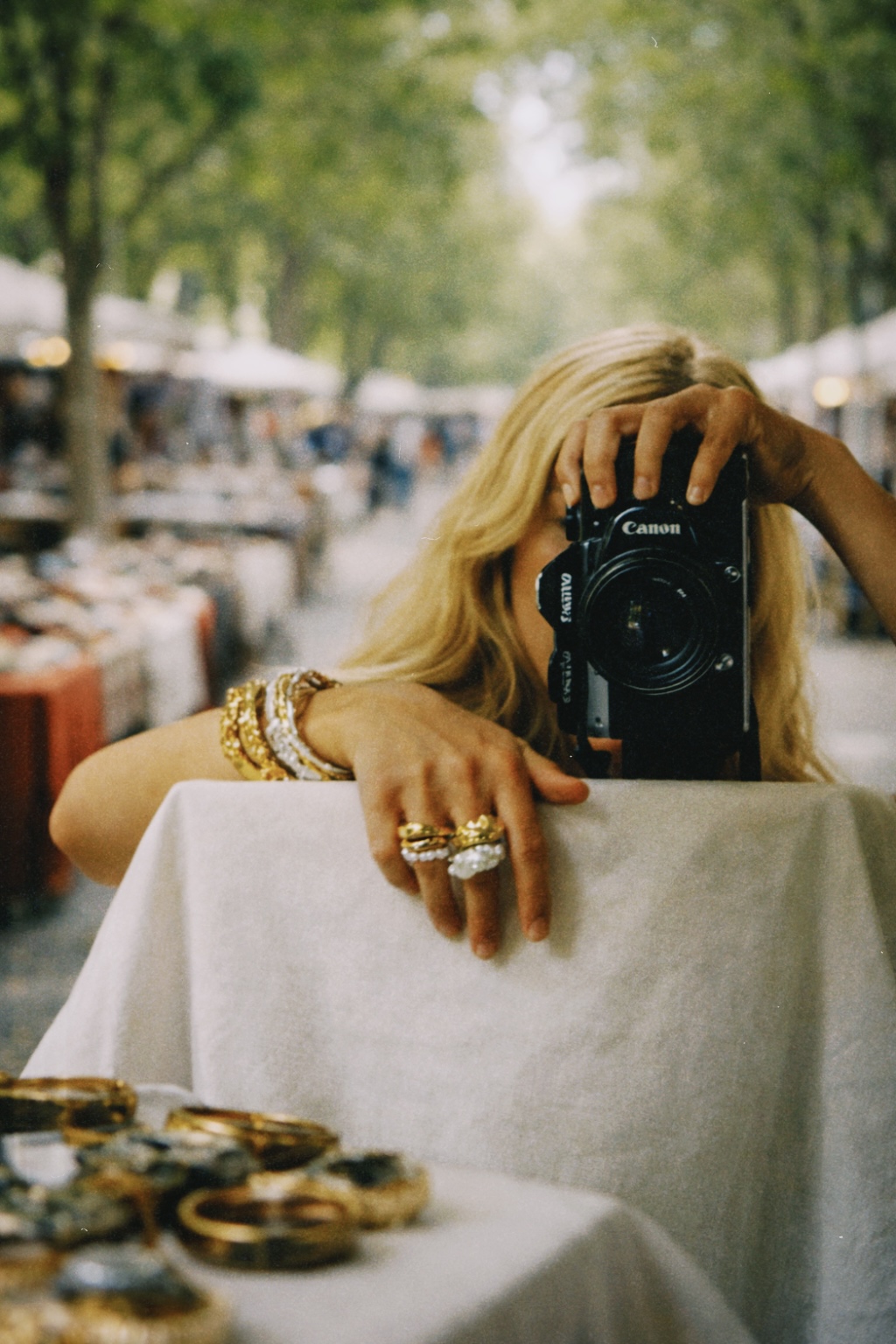 Persona tomándose una fotografía en el espejo de un puesto del mercadillo