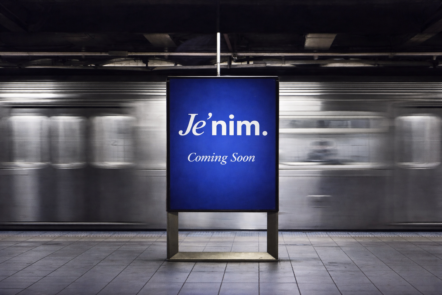 Cartel de Je'nim en una estación anunciando la próxima apertura del mercadillo