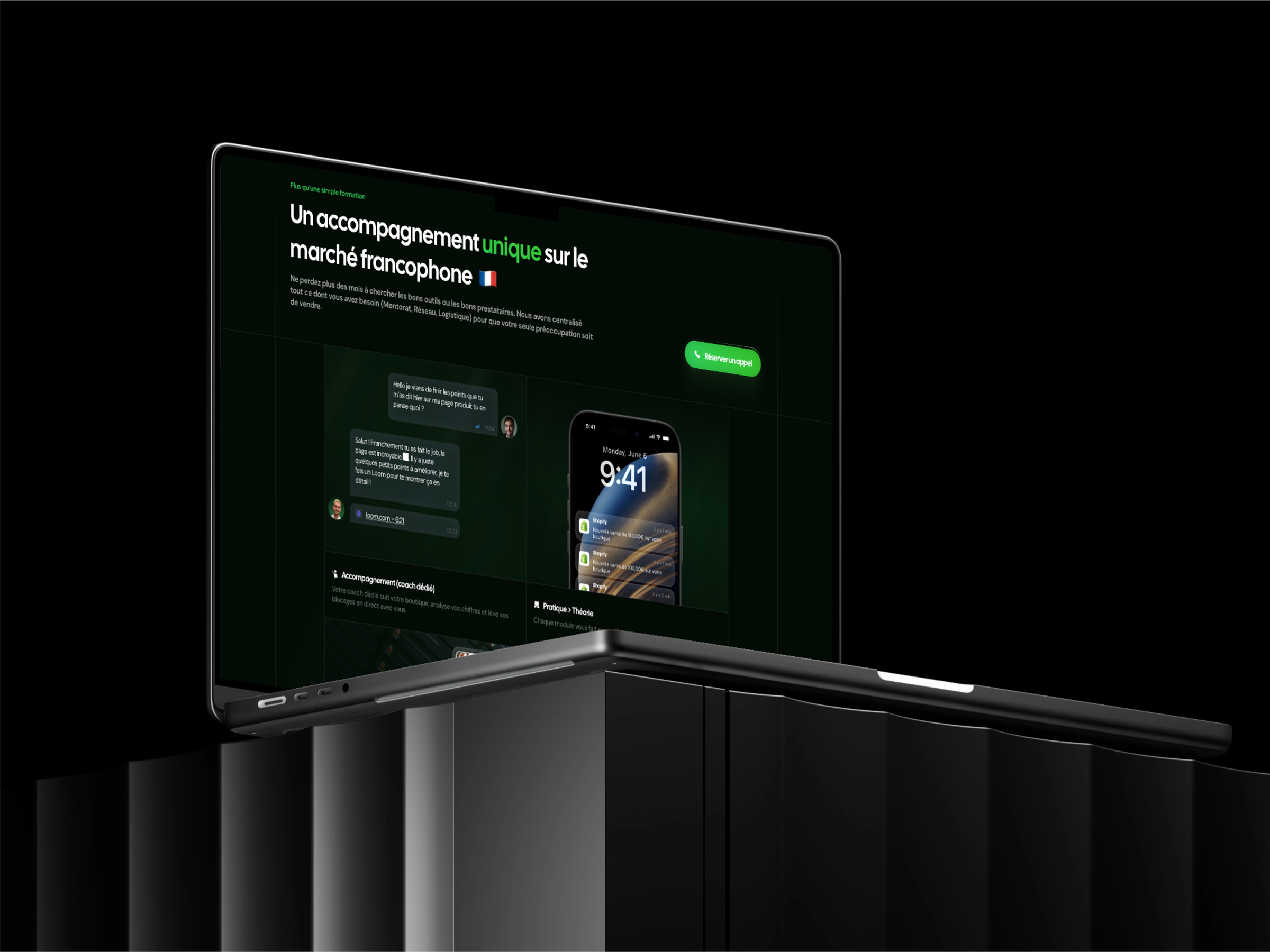 Ordinateur portable noir affichant une page web en français sur le soutien unique au marché francophone avec illustrations de messages et notifications sur un téléphone.
