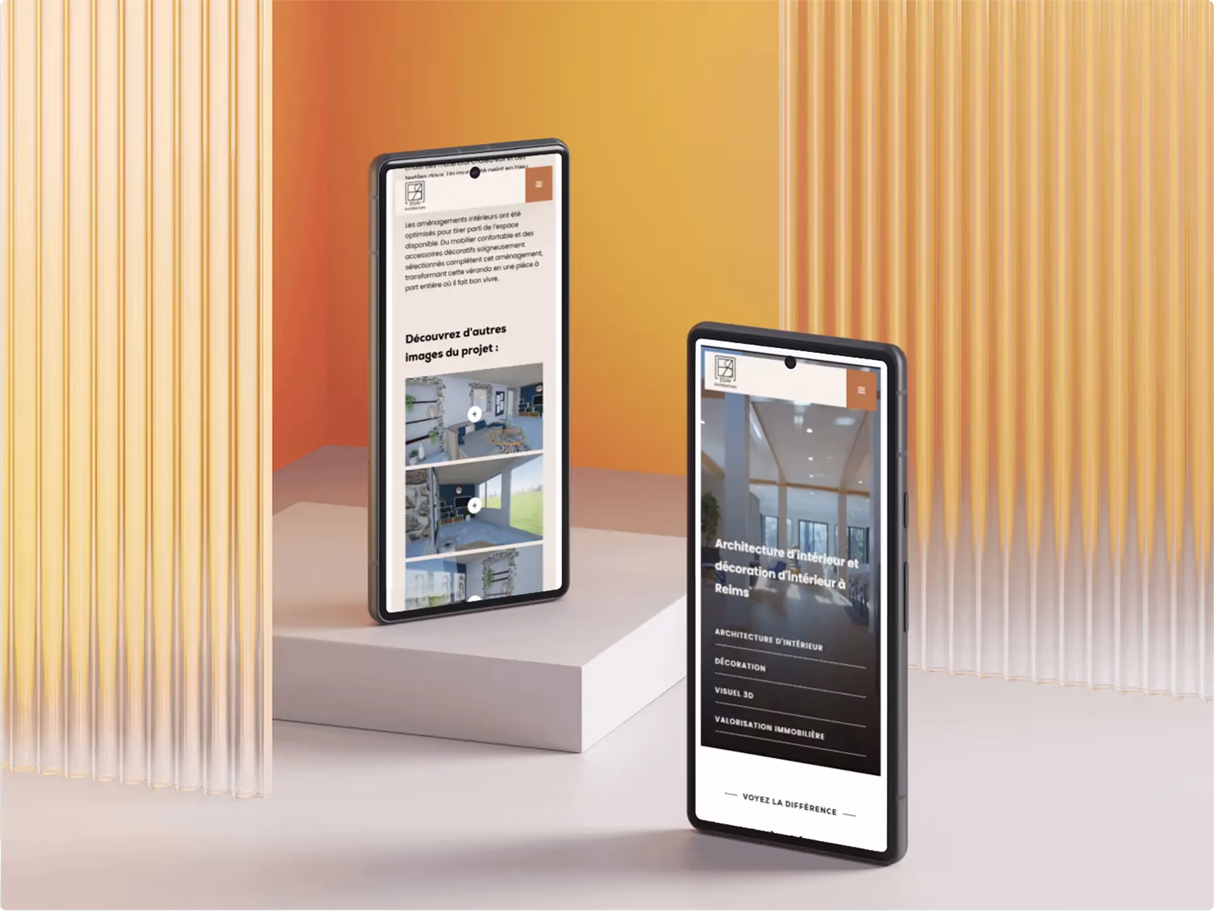 Deux smartphones affichant un site web d'architecture d'intérieur avec un fond orange dégradé et des panneaux translucides jaunes.