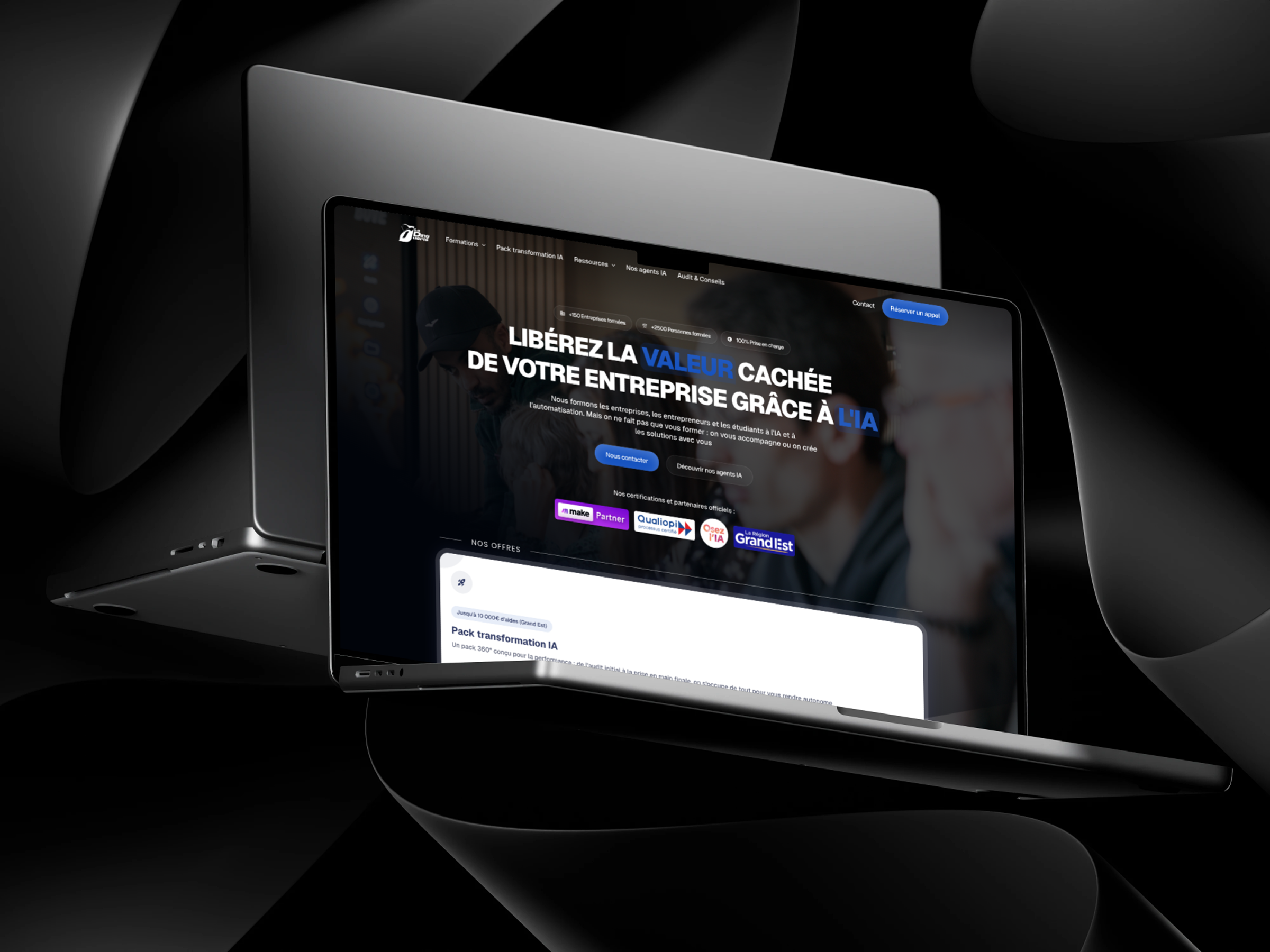 Ordinateur portable ouvert affichant un site web en français sur la transformation IA et la valeur cachée des entreprises.