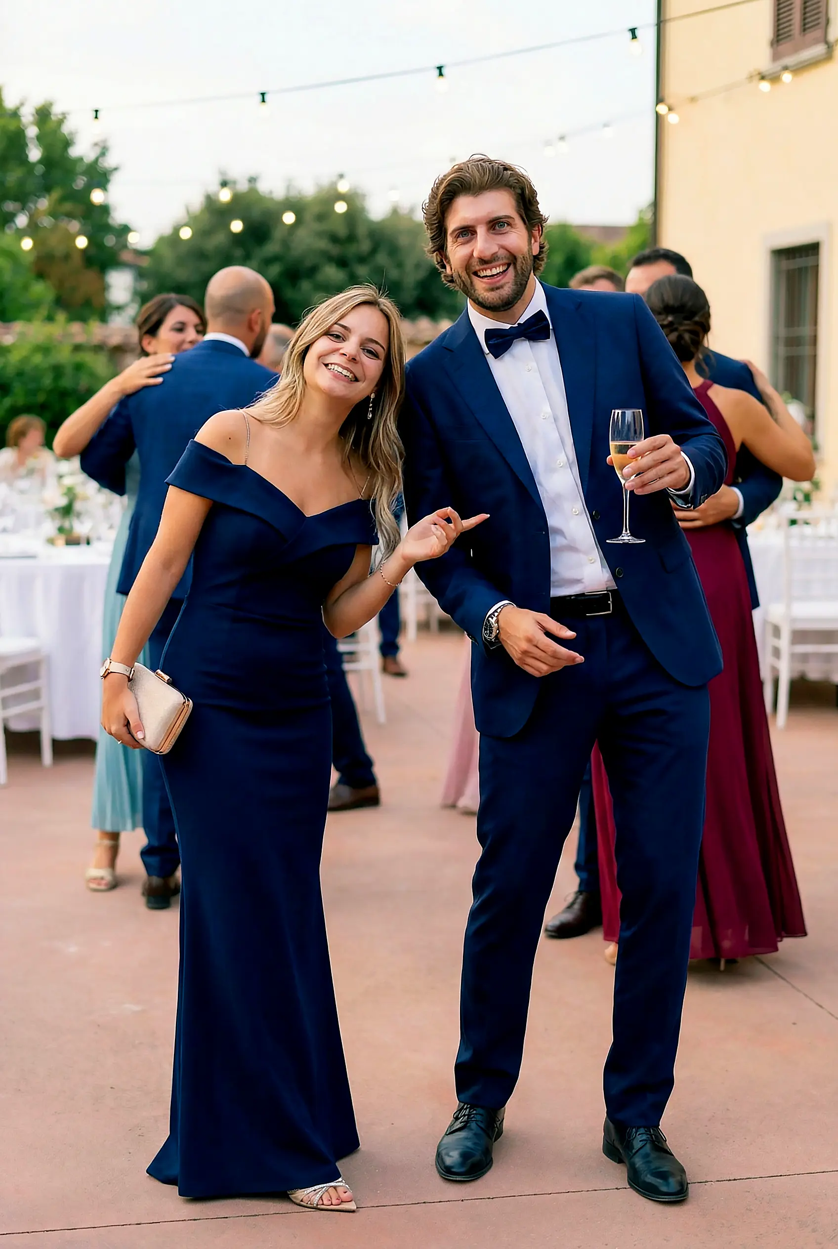 Giovane coppia di sposi il giorno del loro matrimonio