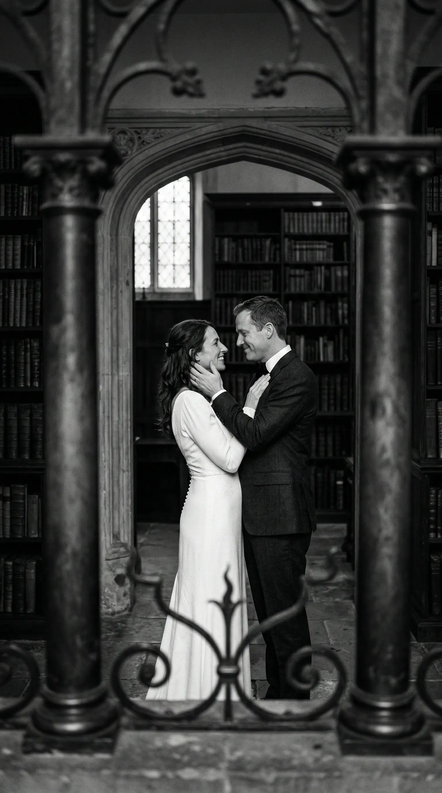 Coppia di sposi in libreria - Abbraccio, foto in bianco e nero