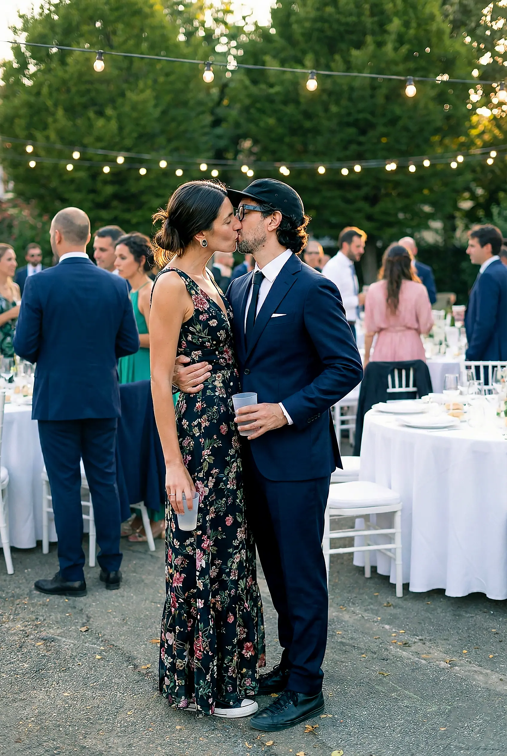 Coppia d'invitati al matrimonio che si baciano