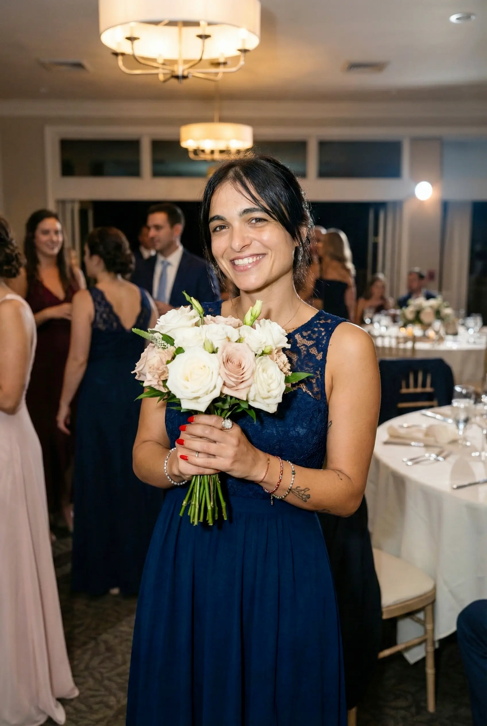 Giovane testimone della sposa con fiori