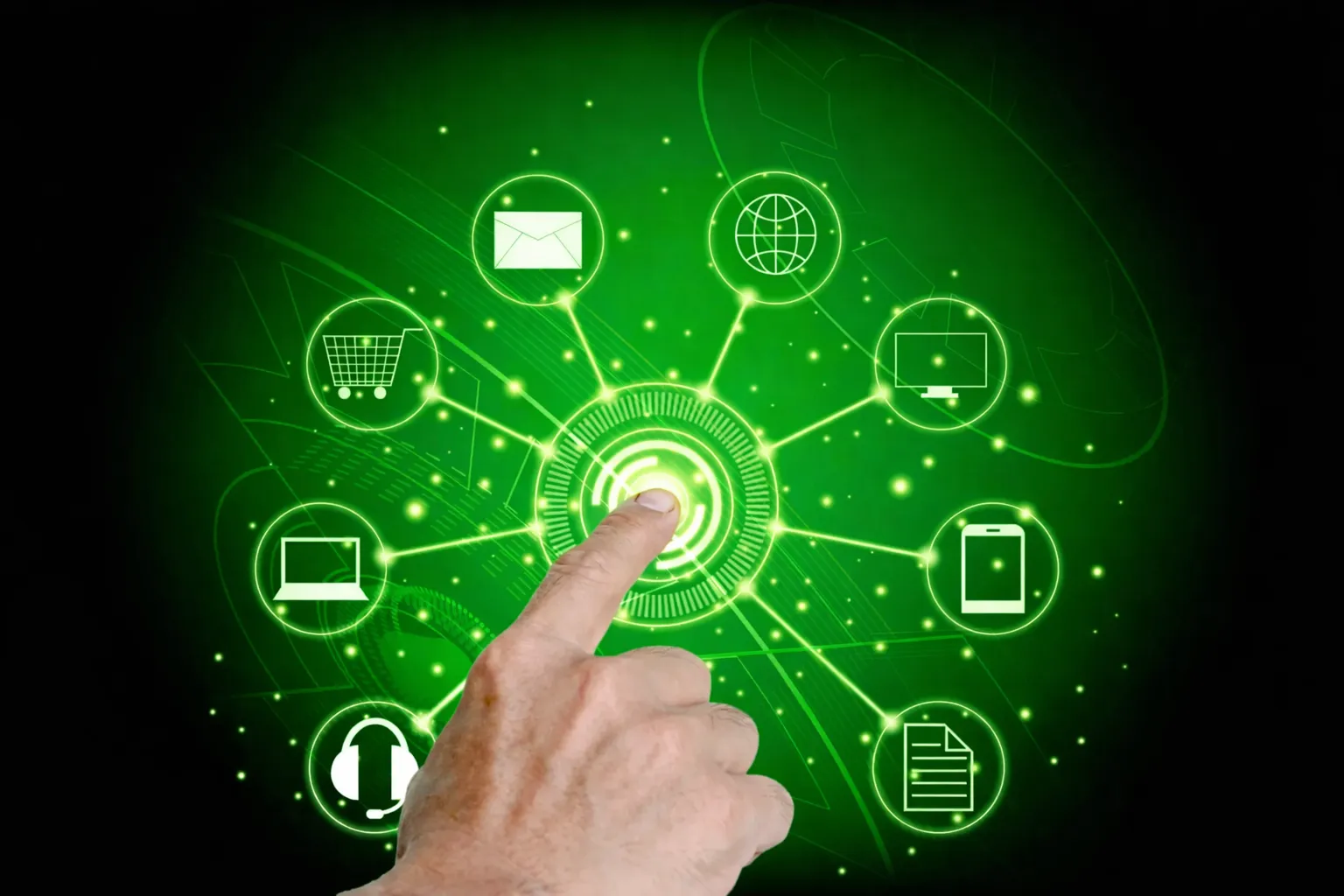 Hand berührt ein leuchtendes digitales Touchscreen-Menü mit Symbolen wie Einkaufswagen, Briefumschlag, Globus, Computer, Smartphone, Dokument, Kopfhörer und Laptop auf grünem Hintergrund.