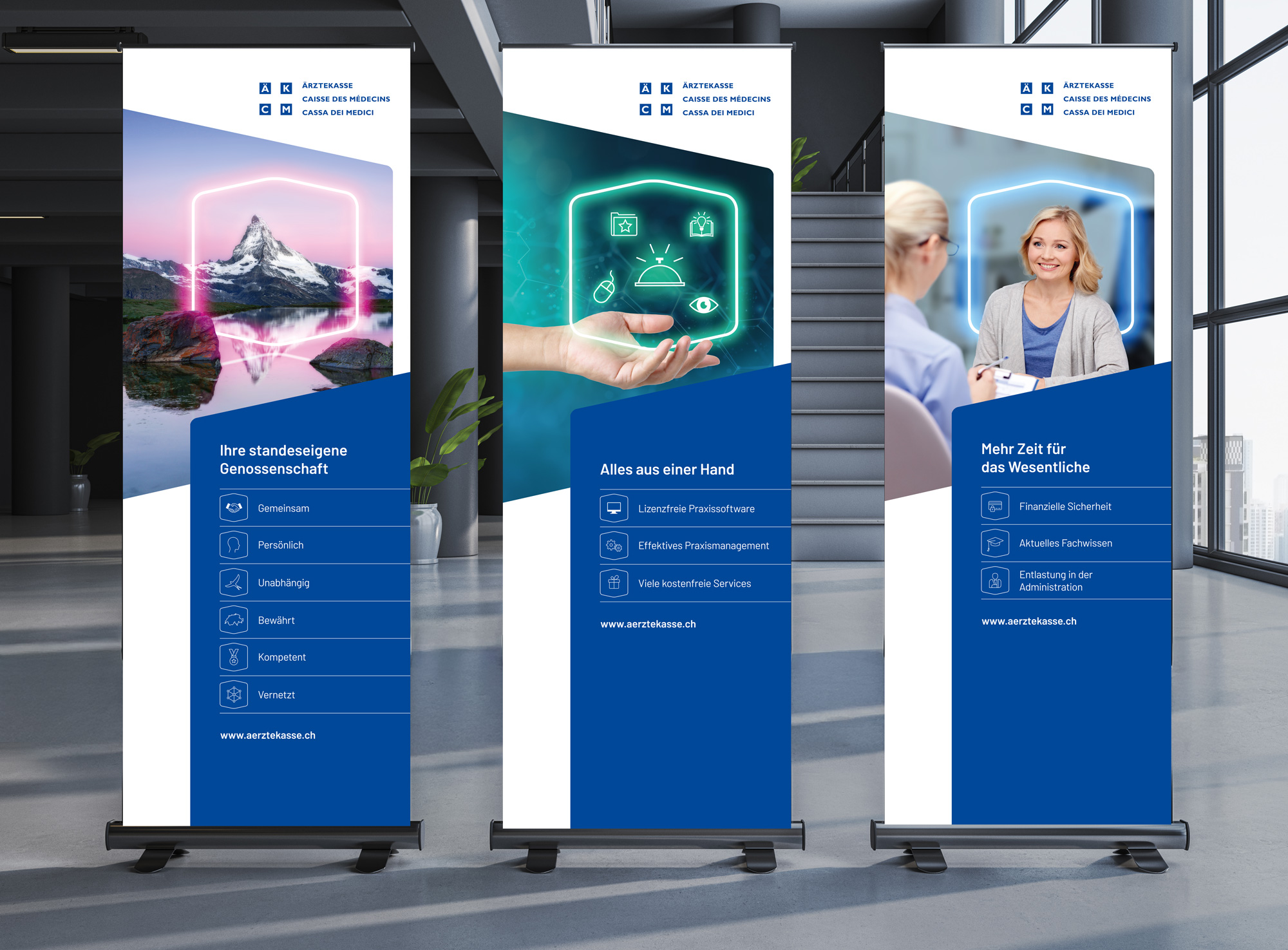 Drei Roll-up-Banner der Ärztekasse in modernem Raum: Links Alpenlandschaft mit Matterhorn, in der Mitte eine Hand mit digitalen Symbolen, rechts zwei Frauen im Gespräch.