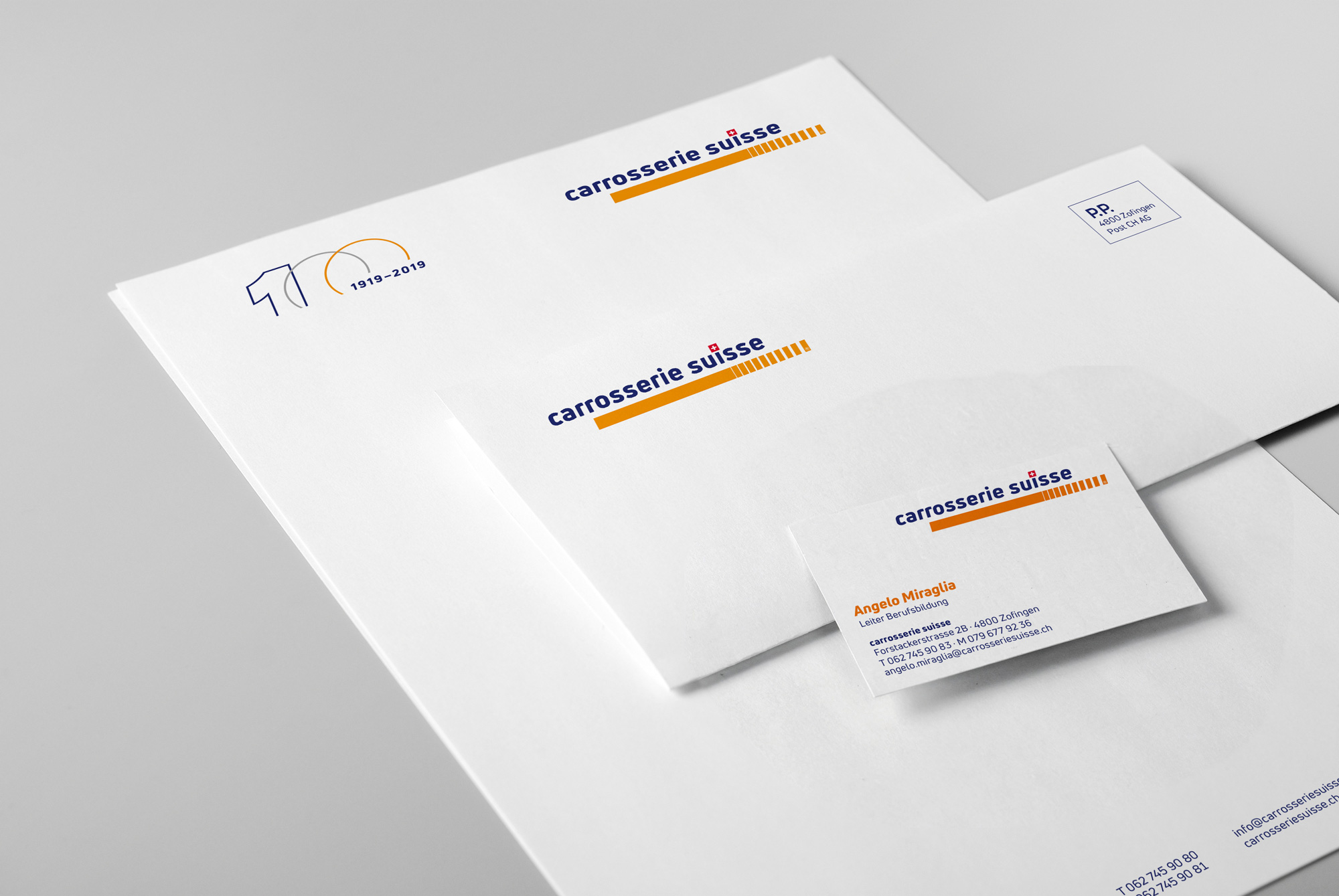 Briefpapier, Briefumschlag und Visitenkarte mit Logo und Kontaktdaten von Carrosserie Suisse.