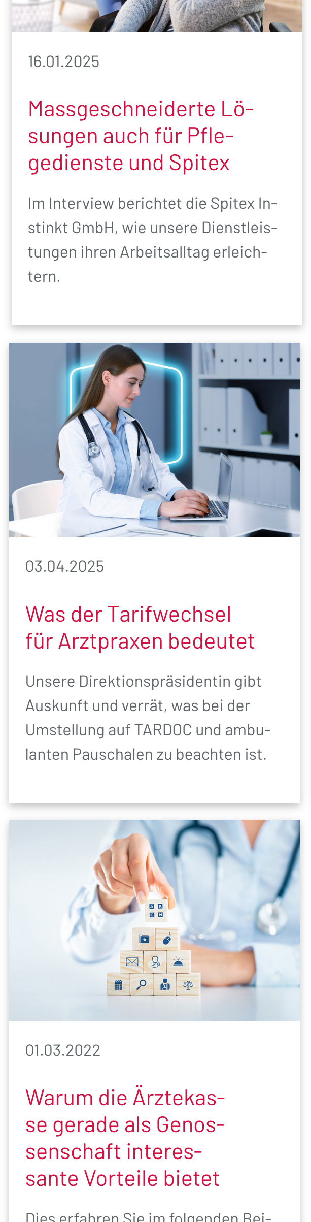Ärztin in weissem Mantel mit Stethoskop sitzt an einem Tisch und arbeitet an einem Laptop in einem Büro bewirbt Ärztekasse