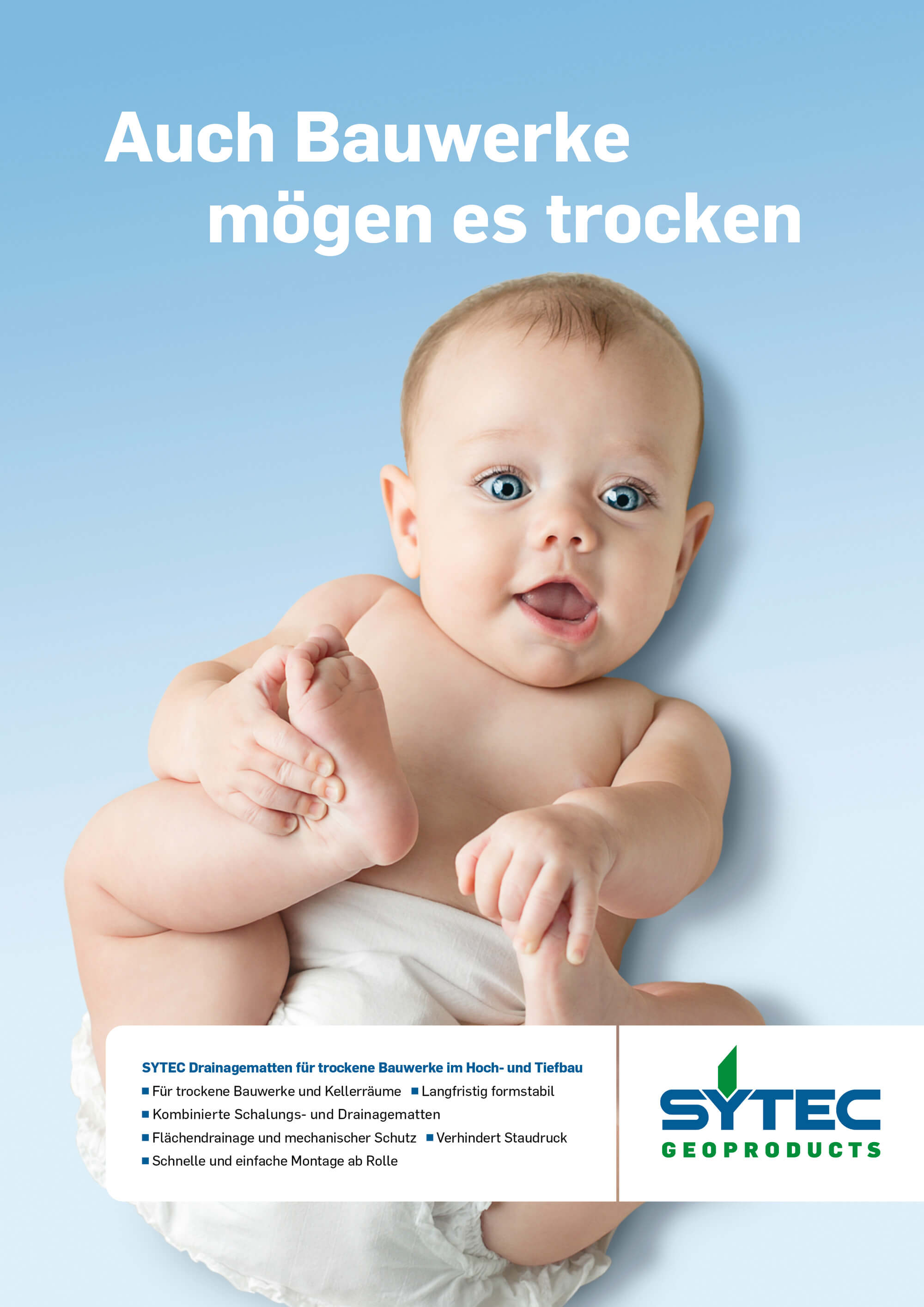 Ein lachendes Baby in Windel vor blauem Hintergrund mit Text 'Auch Bauwerke mögen es trocken' und Informationen zu SYTEC Drainagematten für trockene Bauwerke.