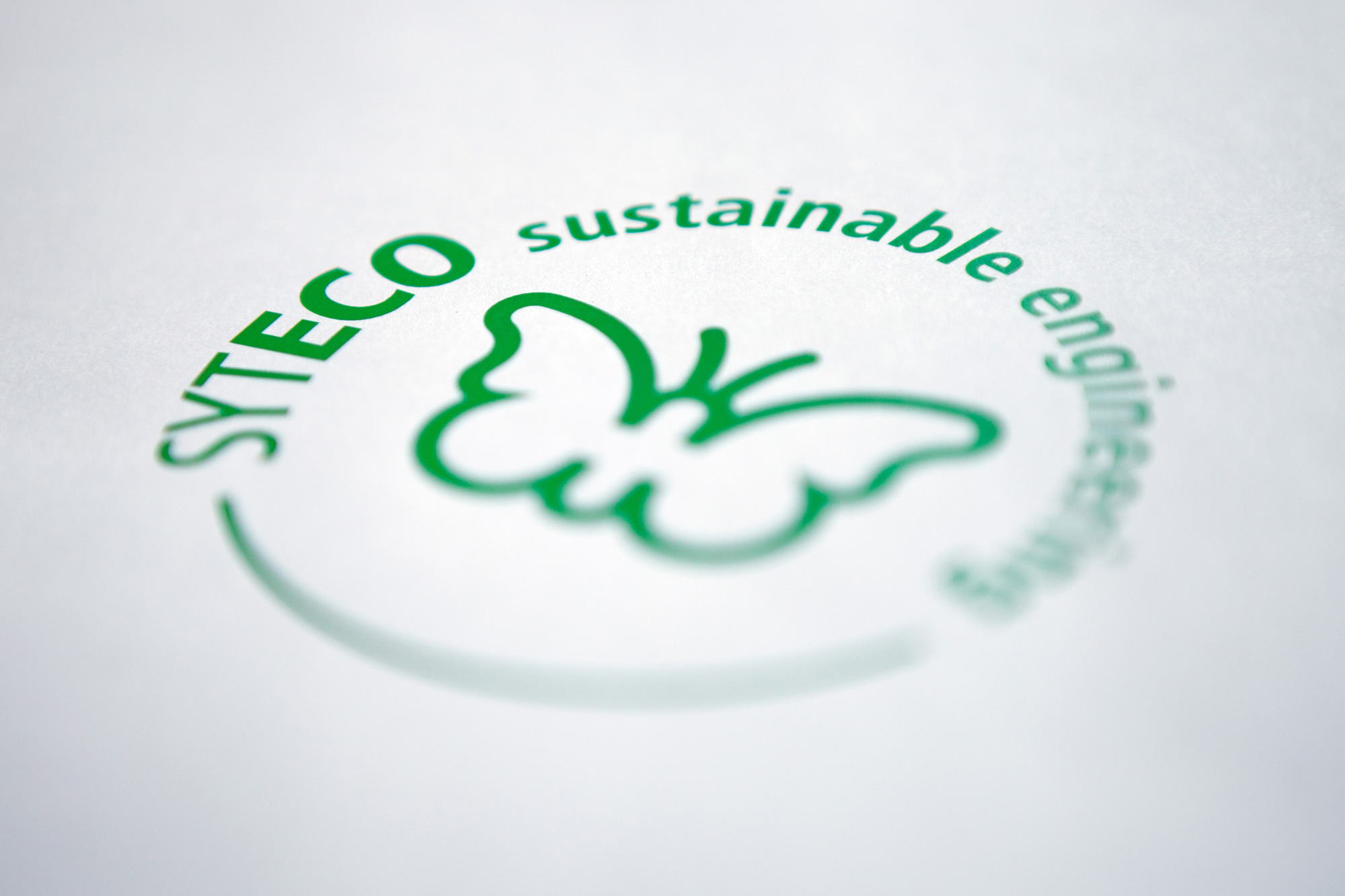 Grünes Logo mit Schmetterling und Text 'SYTECO sustainable engineering' auf weißem Hintergrund.