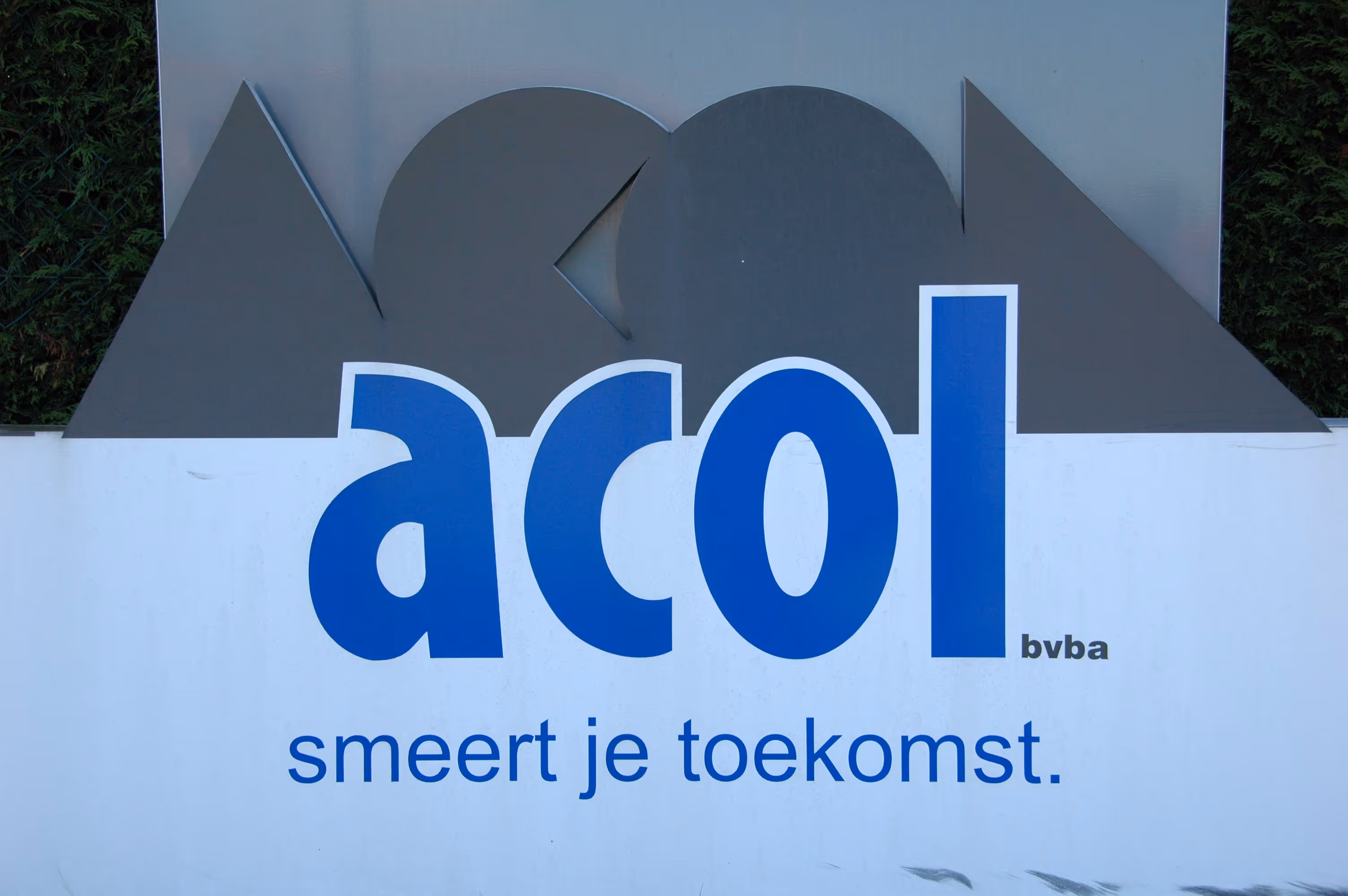 Bord met het Acol-logo in blauw en grijs en de Nederlandse tekst „smeert je toekomst“.