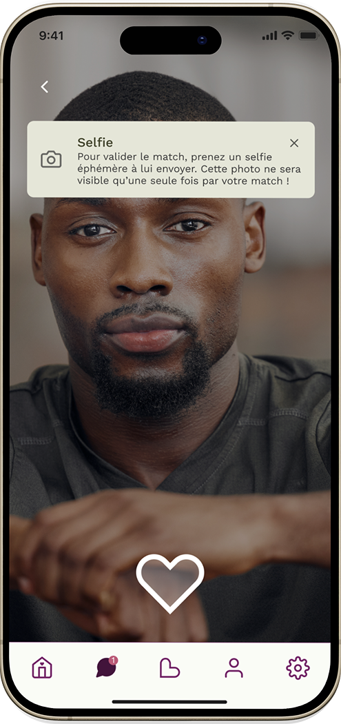 Écran d'application de rencontre montrant un homme avec la tête appuyée sur les mains, et une notification indiquant de prendre un selfie éphémère pour valider le match.