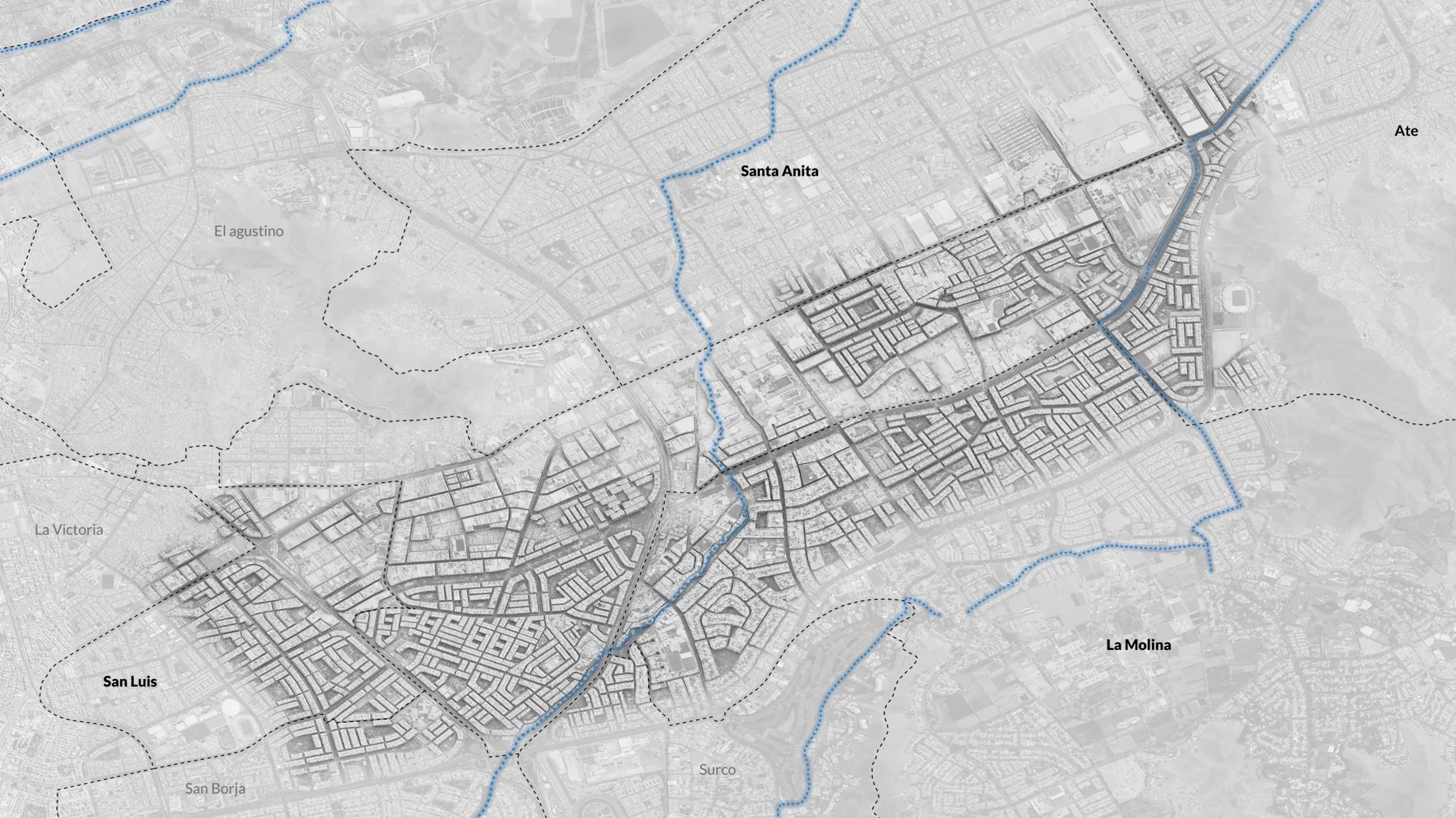 Mapa de la ciudad en escala de grises que muestra distritos con límites y vías fluviales azules que atraviesan Santa Anita, La Molina, San Luis y áreas circundantes.