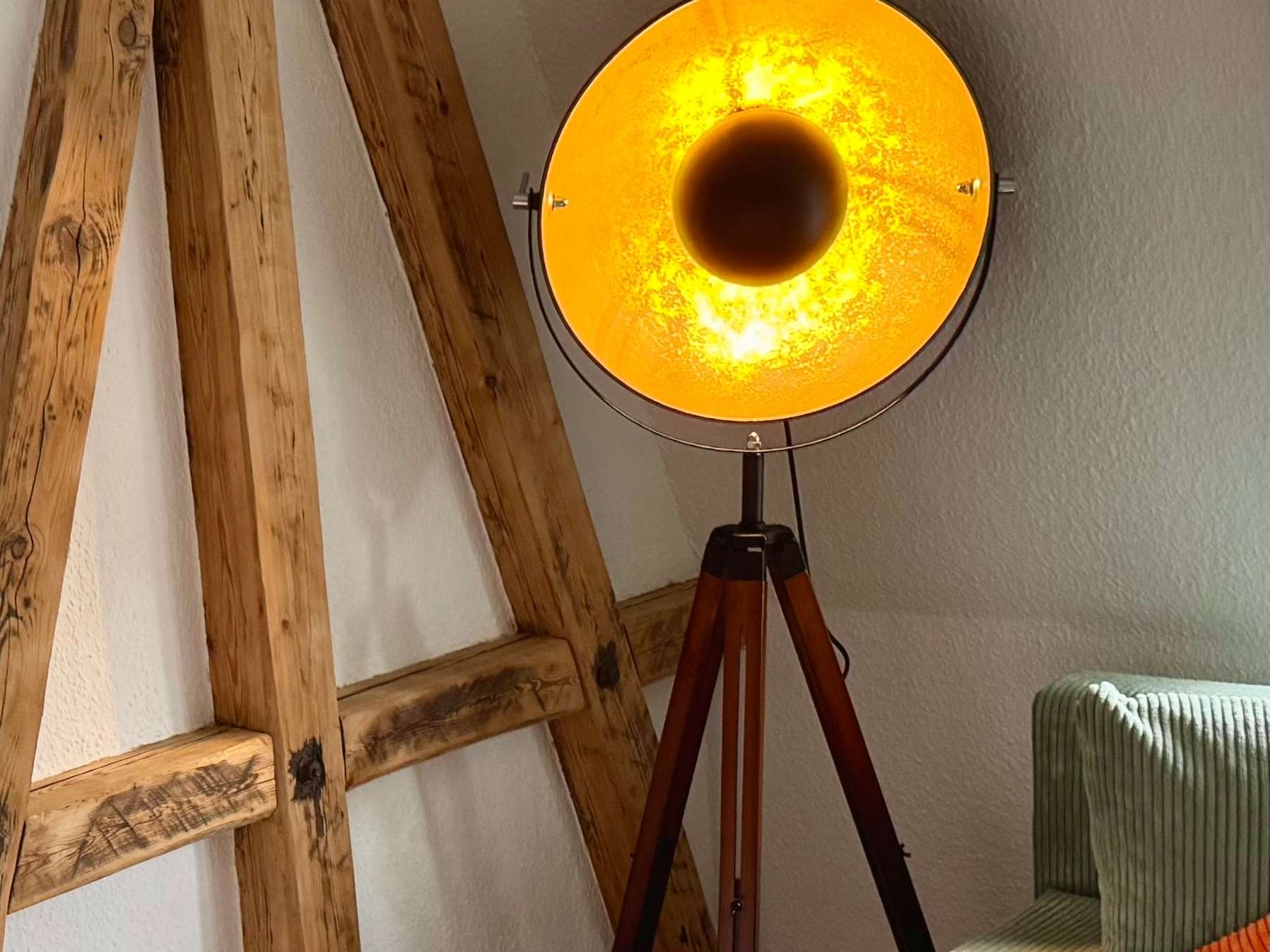 Vintage Stehleuchte Jupiter mit Holzbalken im Hintergrund