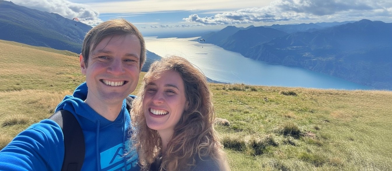 Linda und Christian, im Hintergrund der Gardasee und ein Bergpanorama
