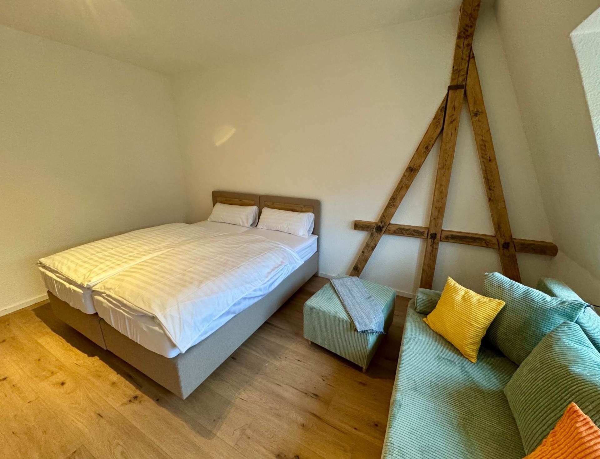Doppelbett mit frischer weißer Bettwäsche