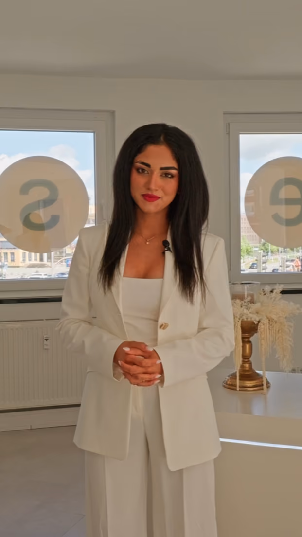 Social-Media-Cover für FZ aesthetics: Frau im weißen Anzug im Studio