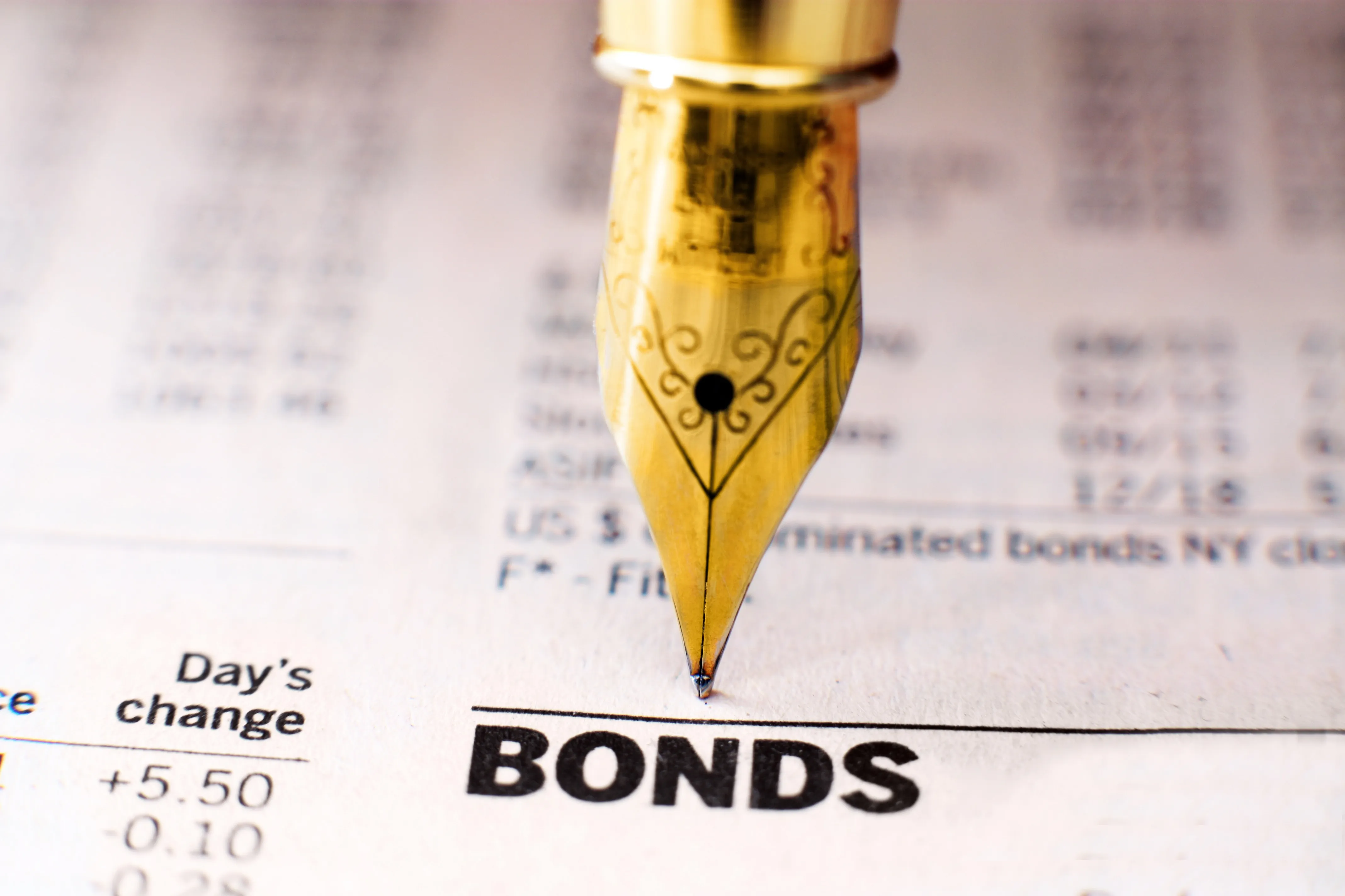 Fountain pen on a stock listing under the heading 'Bonds' – bonds as a stable portfolio foundation.