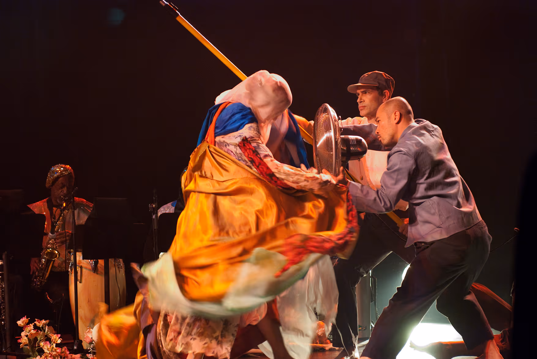 Hymn to the Universe (2010)
Live Music: Sun Ra Arkestra
Costumes: Hoax Couture
Performers: Carole Prieur, Won Myeong Won, Michael Caldwell, Peter Chin, Laurence Lemieux,
Andrea Weber, Michael Sean Marye, Bill Coleman, Pulga Muchochoma
Photo: Paul-Antoine Taillefer