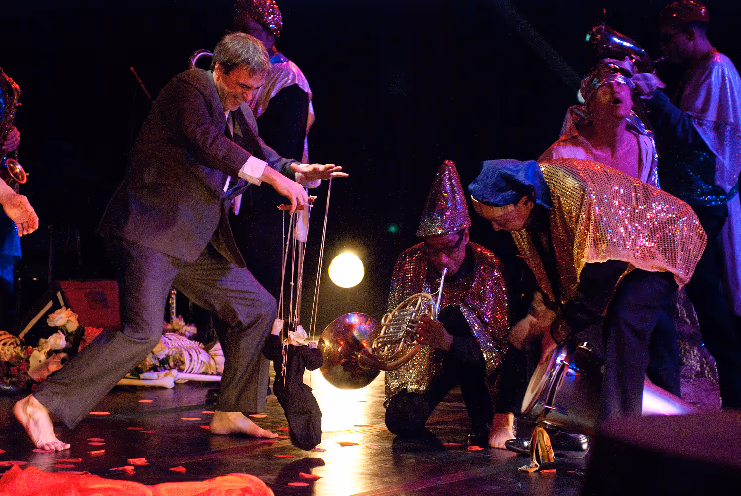 Hymn to the Universe (2010)
Live Music: Sun Ra Arkestra
Costumes: Hoax Couture
Performers: Carole Prieur, Won Myeong Won, Michael Caldwell, Peter Chin, Laurence Lemieux,
Andrea Weber, Michael Sean Marye, Bill Coleman, Pulga Muchochoma
Photo: Paul-Antoine Taillefer