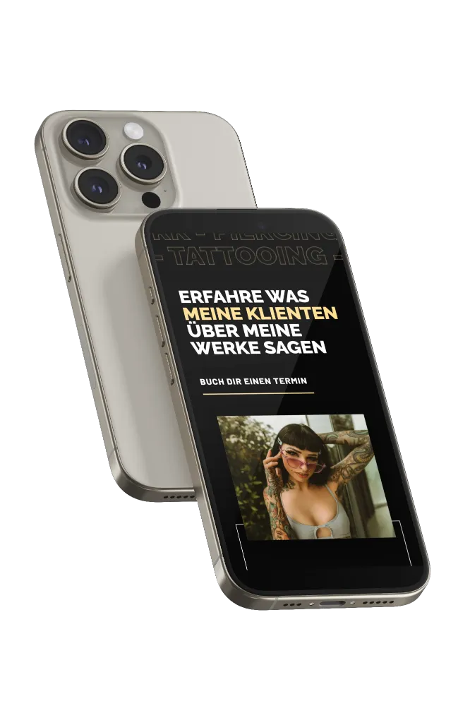 Zwei silberne iPhone 15 Pro, eines zeigt eine Webseite mit Text "Erfahre was meine Klienten über meine Werke sagen" und ein Bild einer tätowierten Frau.