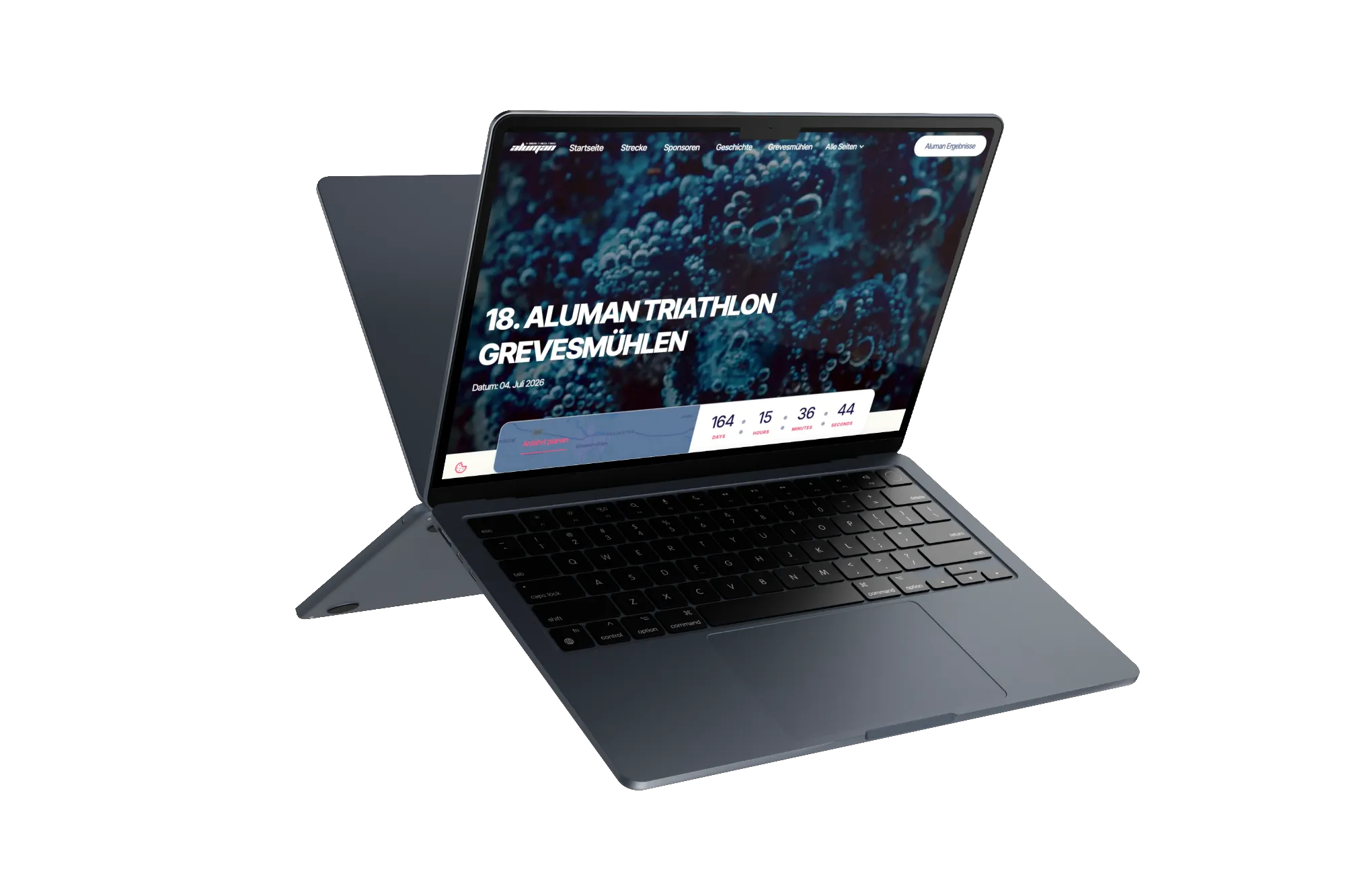 Offener grauer Laptop zeigt Website für den 18. Aluman Triathlon Grevesmühlen mit Countdown und Menü in deutscher Sprache.